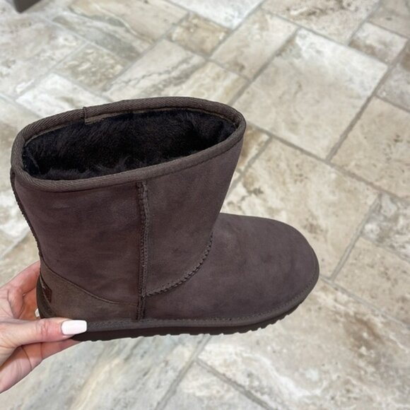 UGG Unisex Kids Classic Short Boots - Picture 12 of 13